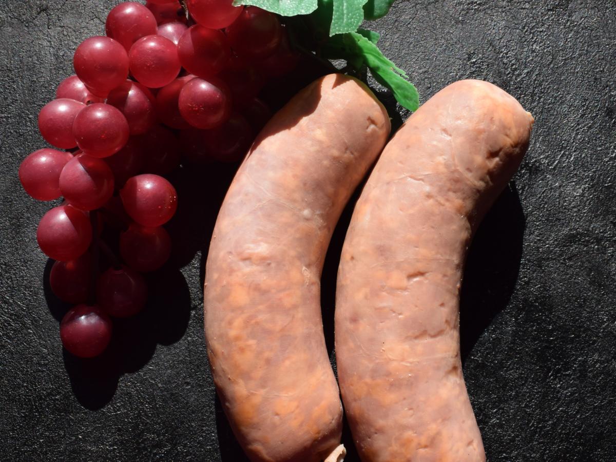 Saucisson à l'ail fabrication Maison fumé à la sciure de bois de hêtre non traité