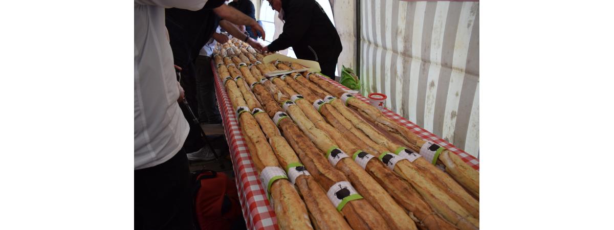 Préparation du plus long sandwich aux rillettes du monde